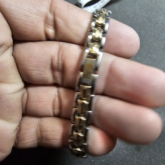 Armitron Now Ladies Quartz Watch Oval Shaped Silver Gold Tone Working 75/3313TT - Picture 5 of 10